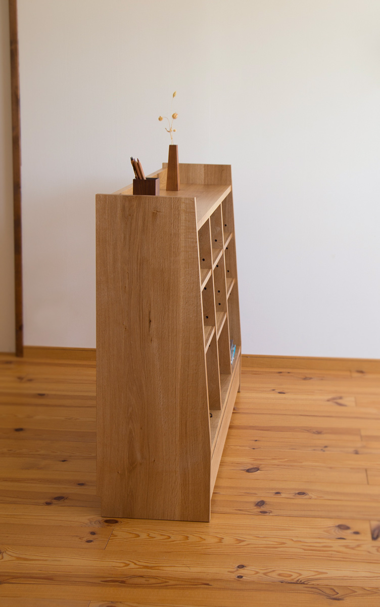 ナラ無垢材のオーダー本棚（ブックシェルフ） 幅135cm 高さ100㎝ 台形 C-310・家具工房クラポ