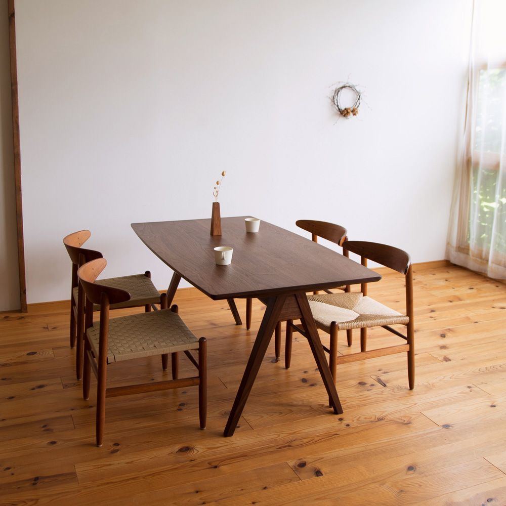 ウォールナット無垢材のダイニングテーブル（5262の納品事例）(150×85㎝）・T-186 家具工房クラポ