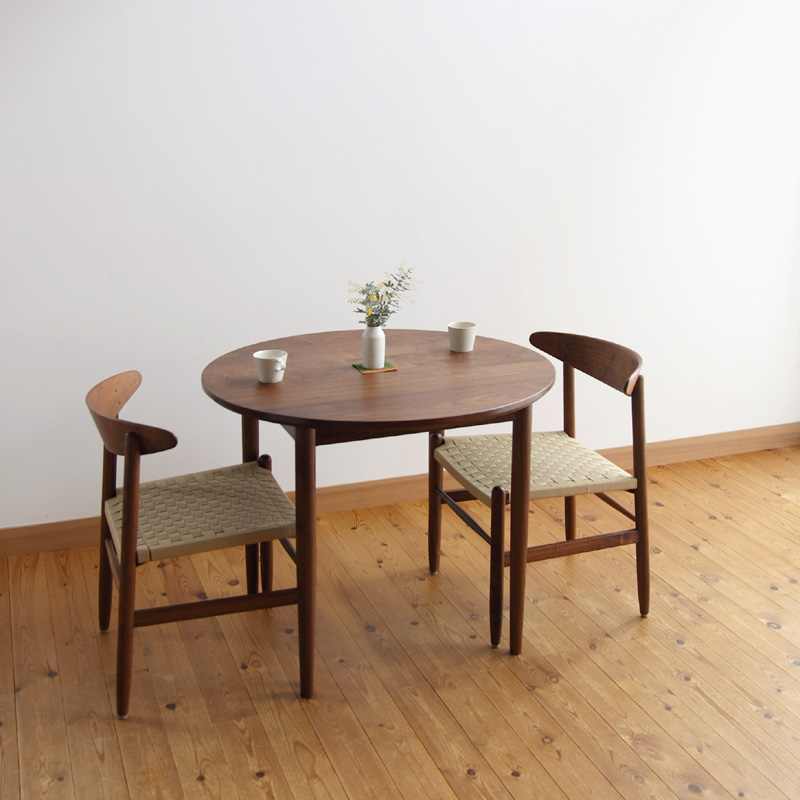 家具工房クラポ・ラウンドテーブル5248の納品事例（ウォールナットの4本脚丸テーブル） 無垢材・オイルフィニッシュのオーダー家具 T-106