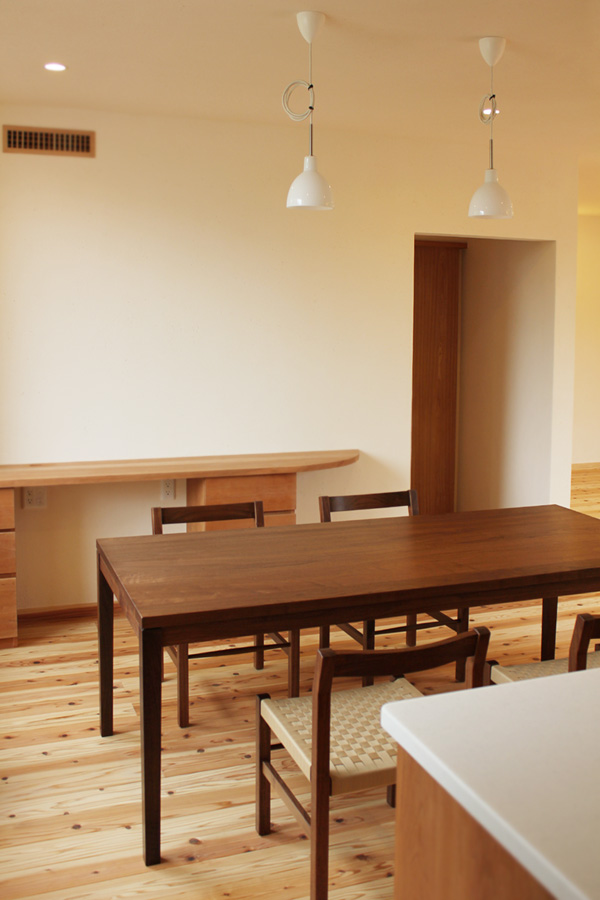 家具工房クラポ・スクエアなデザインのダイニングテーブル ウォールナット無垢材・オイルフィニッシュのオーダー家具 納品事例 T-94（長野県）