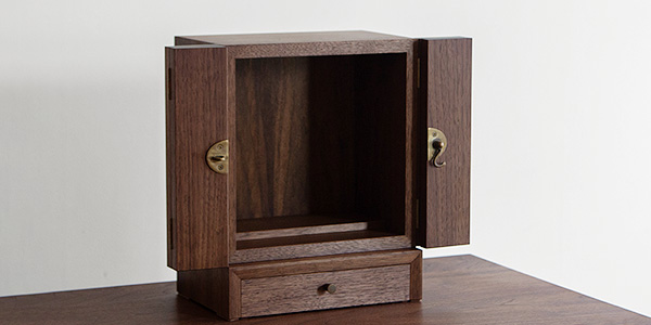 小さな引き出しと小さな仏壇