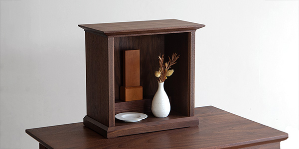 扉のない小さな仏壇（厨子）