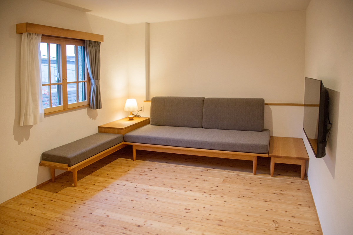 オーダー家具　シングルベッドとしても使える三人掛けソファ