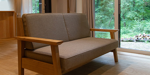 ナラ材フレームのソファ