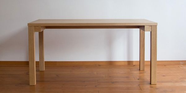 ナラ材で作った太い四本脚のデスク