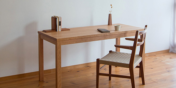 チェリー無垢材のシンプルな机