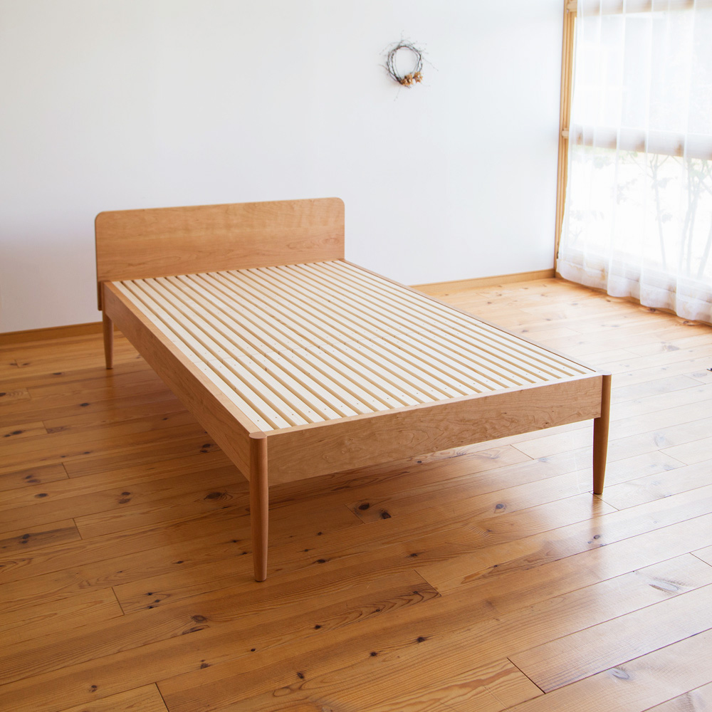 チェリー無垢材のセミダブルベッド 幅126cm