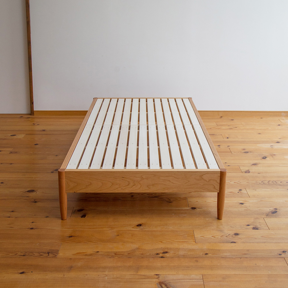 オーダー家具　チェリー無垢材で作るシンプルなベッド　スノコは桐材