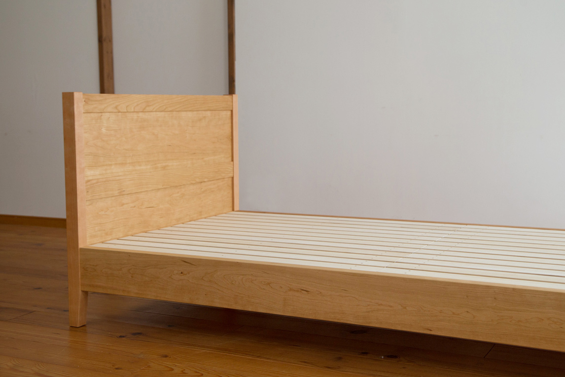 直線的なデザイン　シンプルなシングルベッド