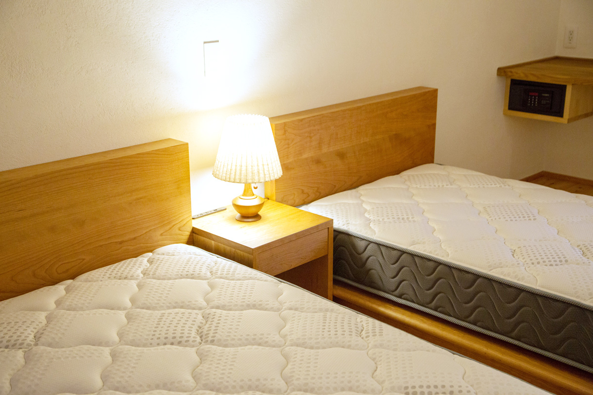 低いベッド　シンプルなデザイン