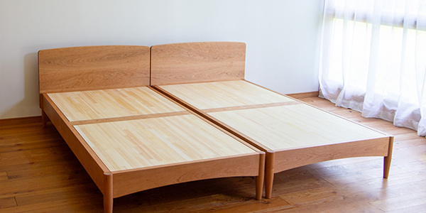 やさしいデザインのベッド　チェリー材
