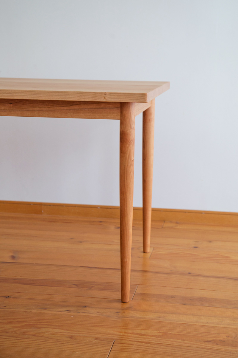 丸足のスタイリッシュなダイニングテーブル　北欧スタイル
