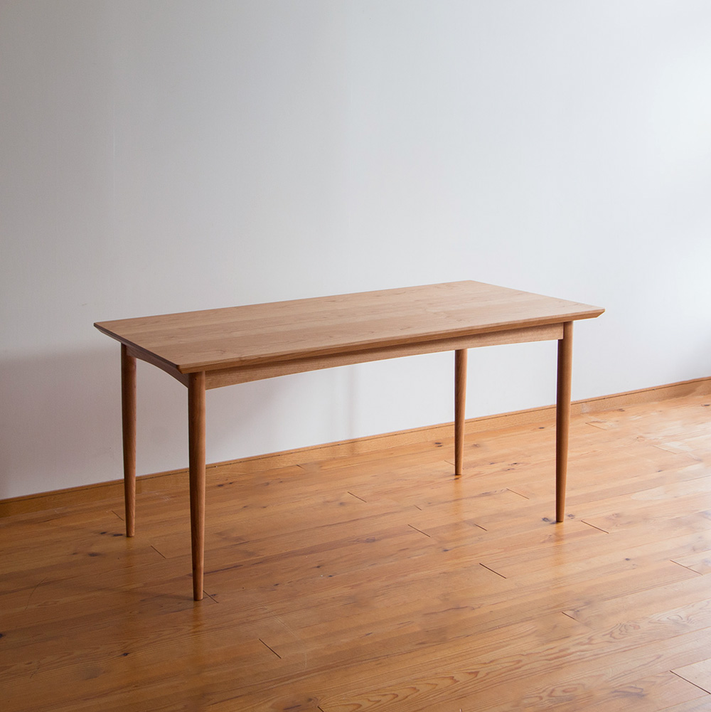 ダイニングテーブル5267の納品事例 幅140cm奥行き80cm高さ68cmのダイニングテーブル チェリー