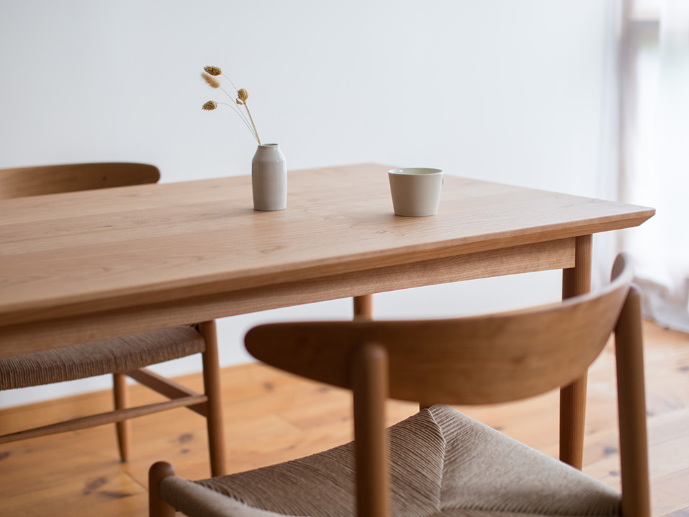 細い四本脚の4人用ダイニングテーブル 国産 日本製 ダイニングテーブル 安曇野