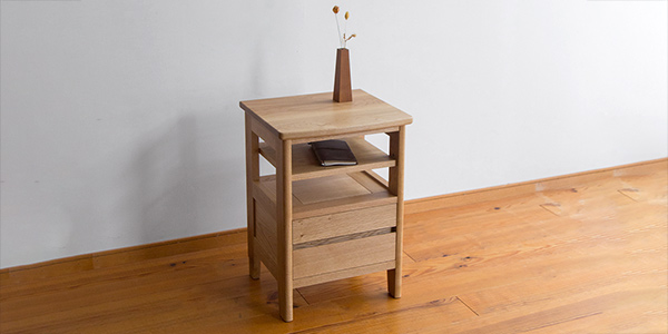 ナラ材のベッドサイドテーブル