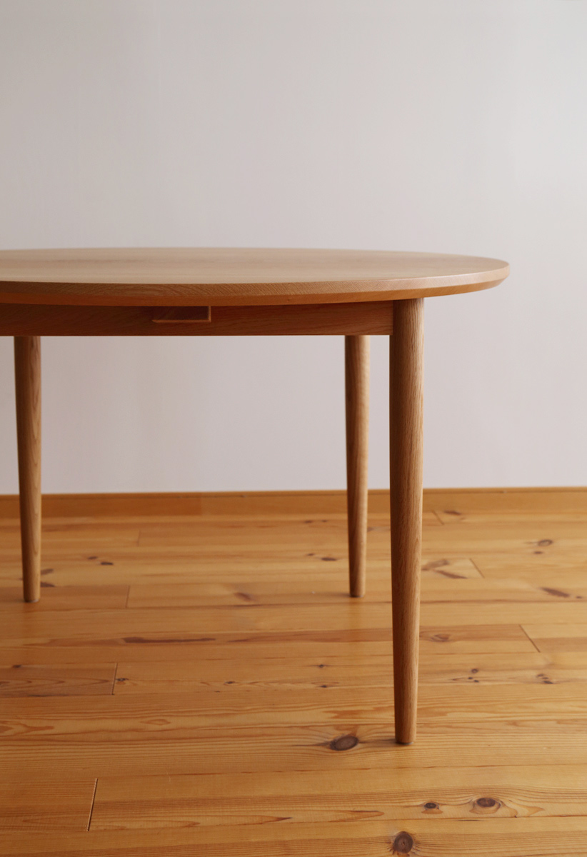 ナラ無垢材のオーダー丸テーブル　シンプルな4本丸脚