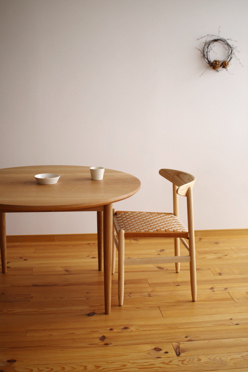ナラ無垢材のオーダー丸テーブル　シンプルな4本丸脚